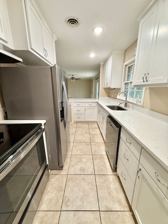 Building Photo - 3-bed/2-bath with two living spaces!