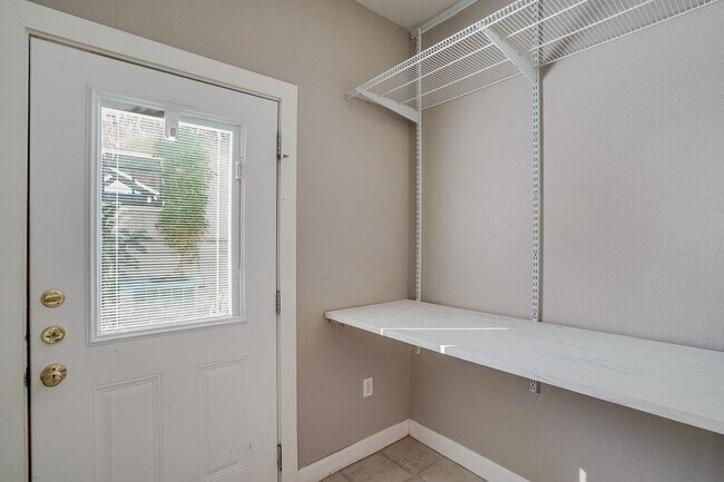 Building Photo - 809 Theresa Ave