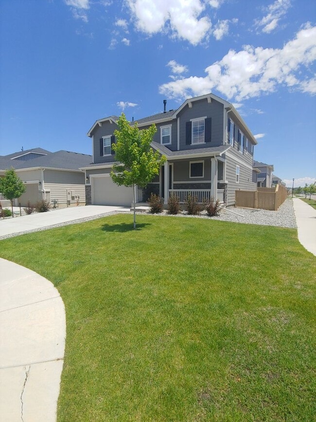 Building Photo - Gorgeous 4 Bed 3.5 Bath in Fantastic Location
