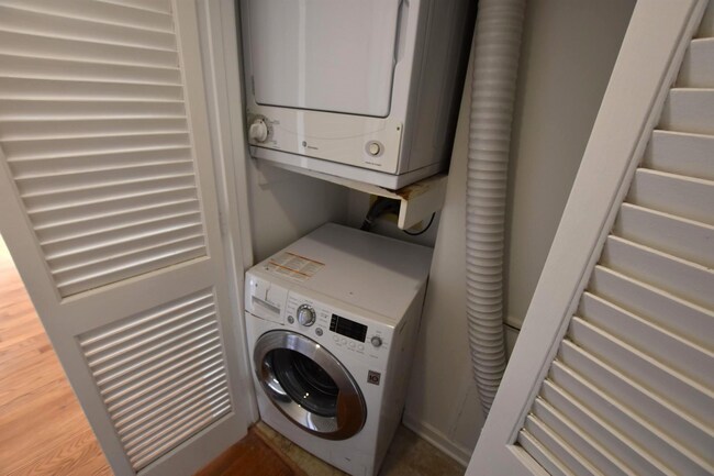 Building Photo - Spacious 2 Bedroom Apartment w/ Washer|Dry...