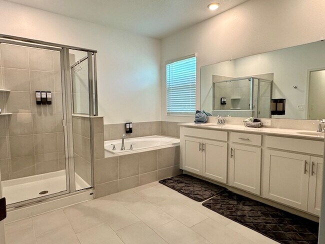 Building Photo - Spacious 4 bedroom 2.5 Bath, Fully Furnish...