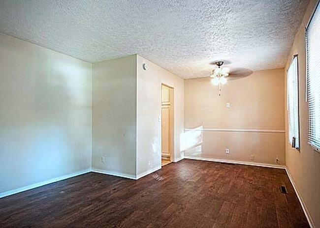 Building Photo - Great Aksarben location!