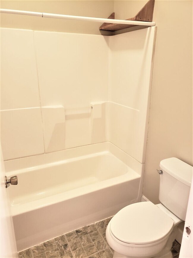 Building Photo - 3 Weeks Rent Free! 2 Bed 1 Bath Condo for ...
