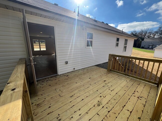 Building Photo - Newly Built 3 Bedroom 2 Bathroom Home in E...