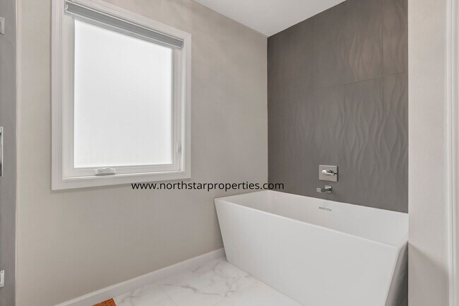 Building Photo - Lake Oswego Perfection