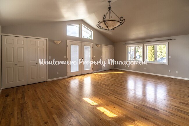 Building Photo - Beautifully Remodeled 2 bedroom in convenient location, private balcony, over sized garage, A/C a...