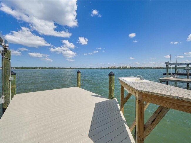 Building Photo - 828 Bay Point Dr