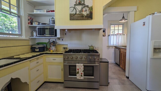 Building Photo - Furnished spacious 2/1 historic home in do...