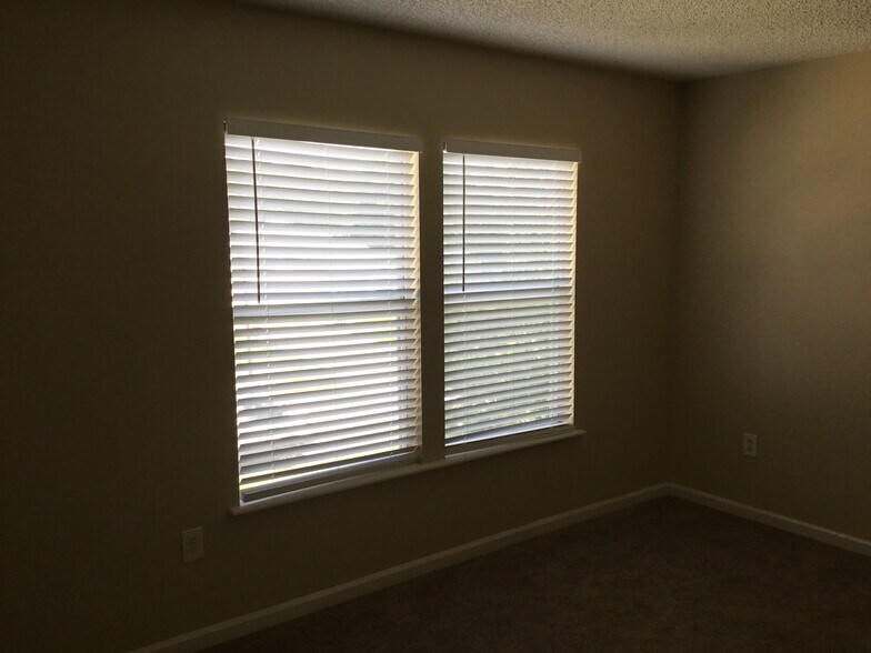 Building Photo - 11484 Brian Lakes Dr N