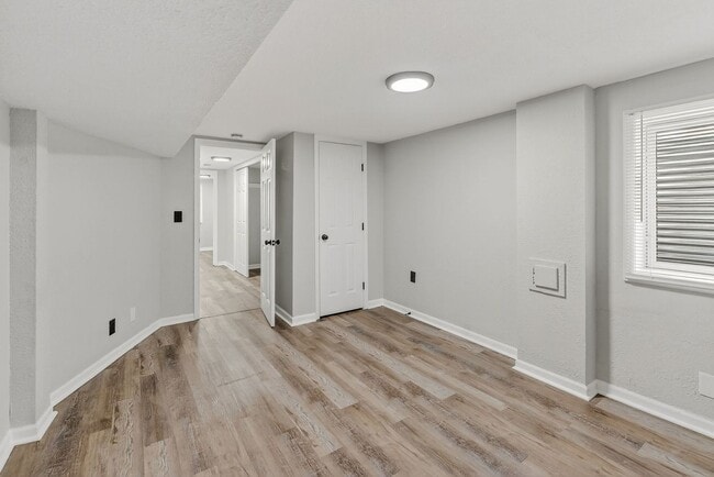 Building Photo - Hard-to-Find 6-Bedroom Home in Grandview!