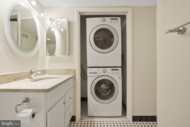 Building Photo - 3800 Fairfax Dr