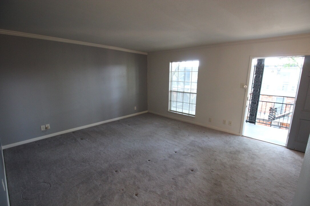 Building Photo - 8401 N New Braunfels Ave