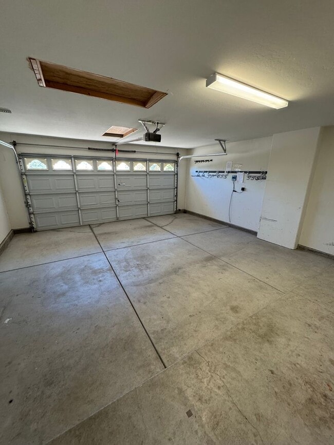 Building Photo - 4 Bed 2 Bath Charming and Well-Cared-For H...