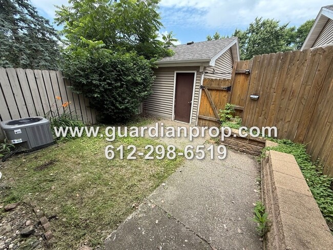 Building Photo - Townhouse Overlooking Pond Available Now, ...
