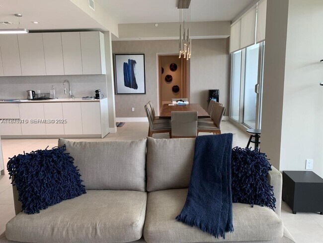 Building Photo - 16901 Collins Ave