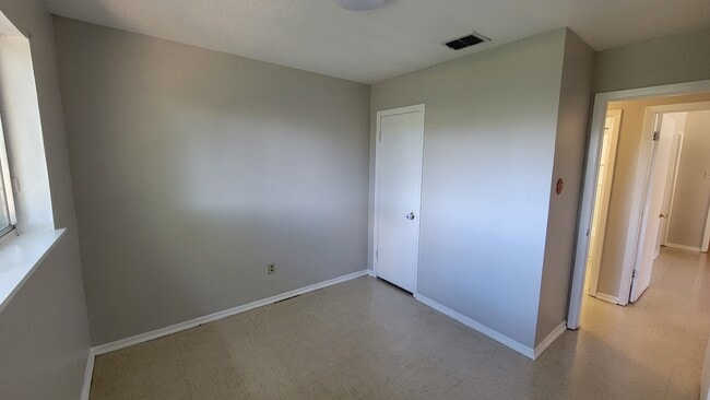 Building Photo - 4909 Dahlia Dr