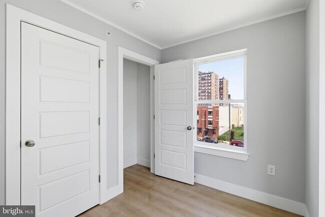 Building Photo - 1511 W Flora St