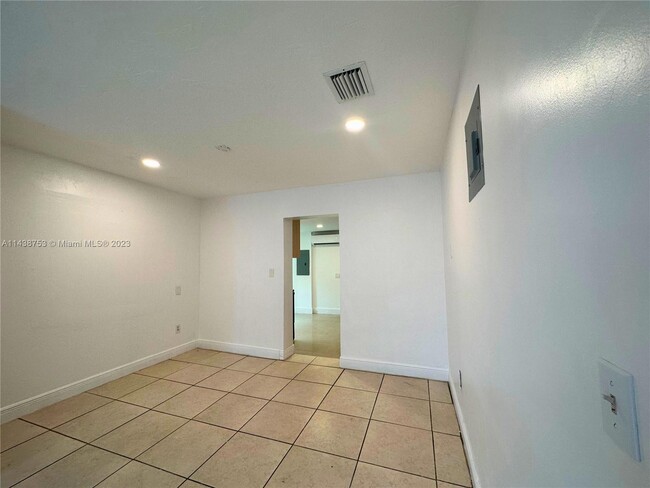 Building Photo - 2425 Dewey St