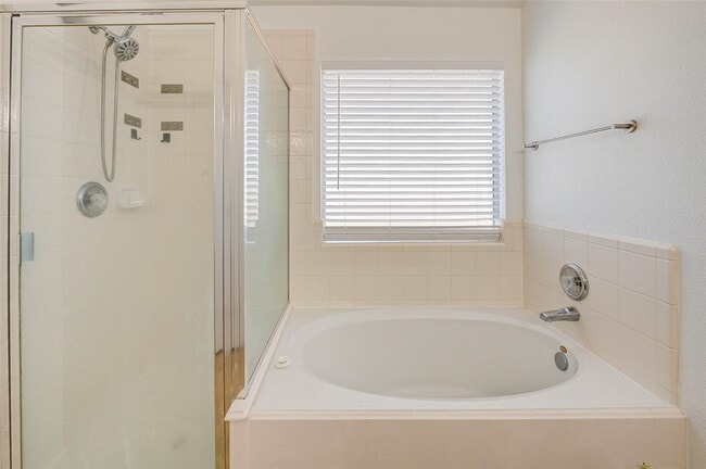 Building Photo - 1403 High Thicket Ct