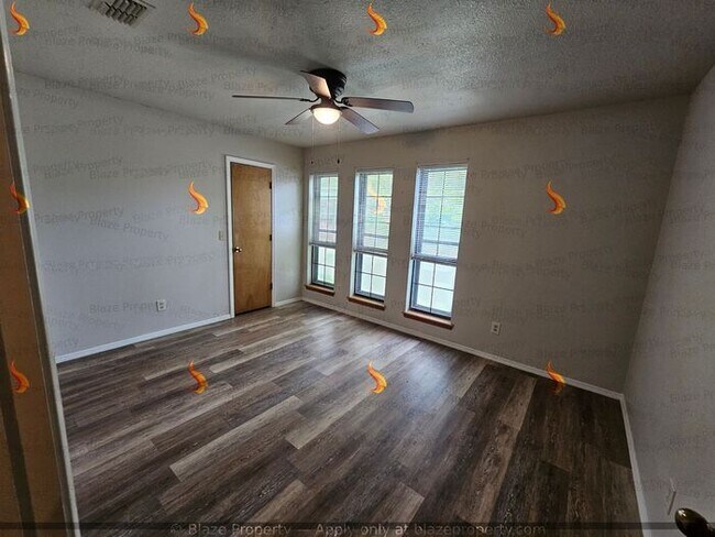 Building Photo - Now Leasing: Bright & Beautiful 3 Bed / 2 ...