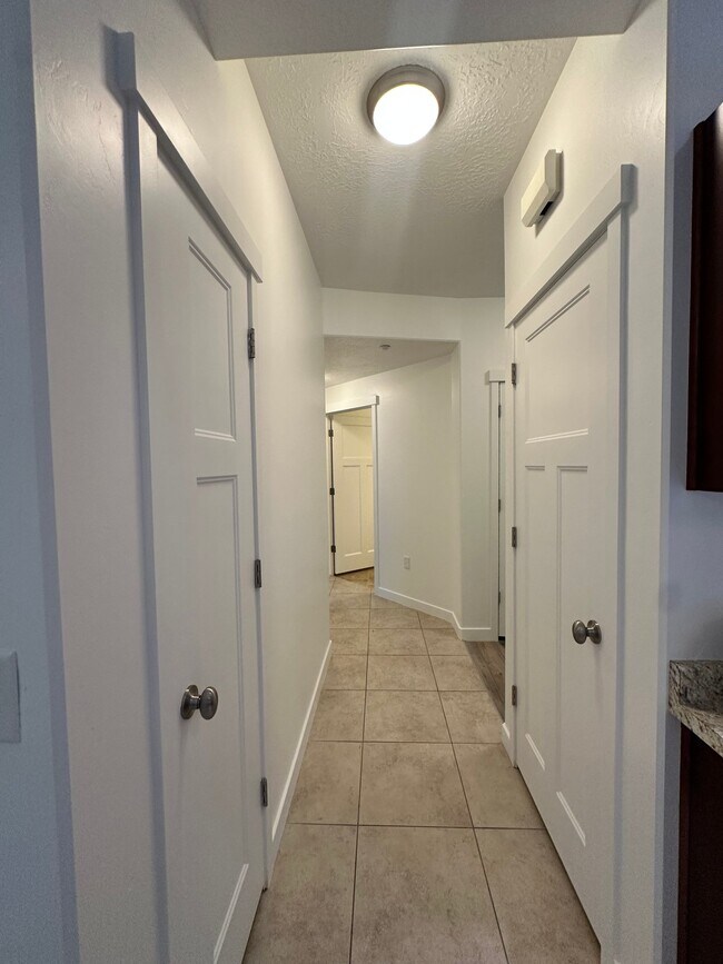 Building Photo - 11303 S River Heights Dr