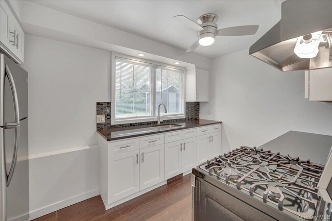 Building Photo - 10 Sandhage Dr