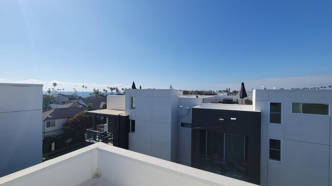 Building Photo - Updated and Luxurious Gorgeous 3 Bedroom T...