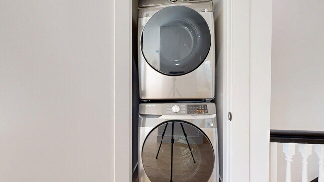 Building Photo - Modern, Convenient, Bright, Renovated 3BR/1BA Top Floor Flat with Dishwasher & In Unit Laundry