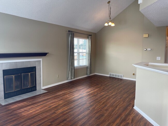 Building Photo - Charming 2BD Townhome with Detached Garage...