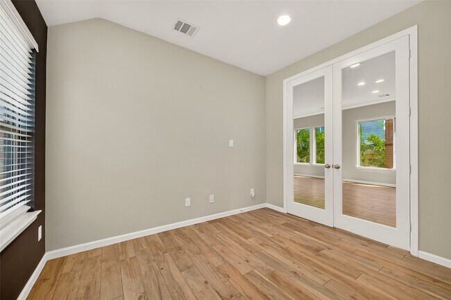 Building Photo - 381 Andes Dr