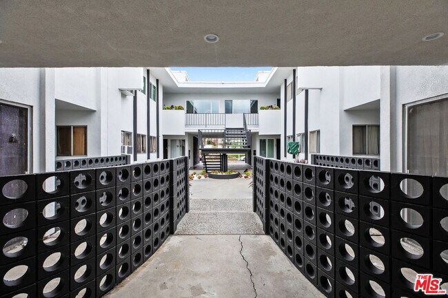 Building Photo - 1117 S Bronson Ave