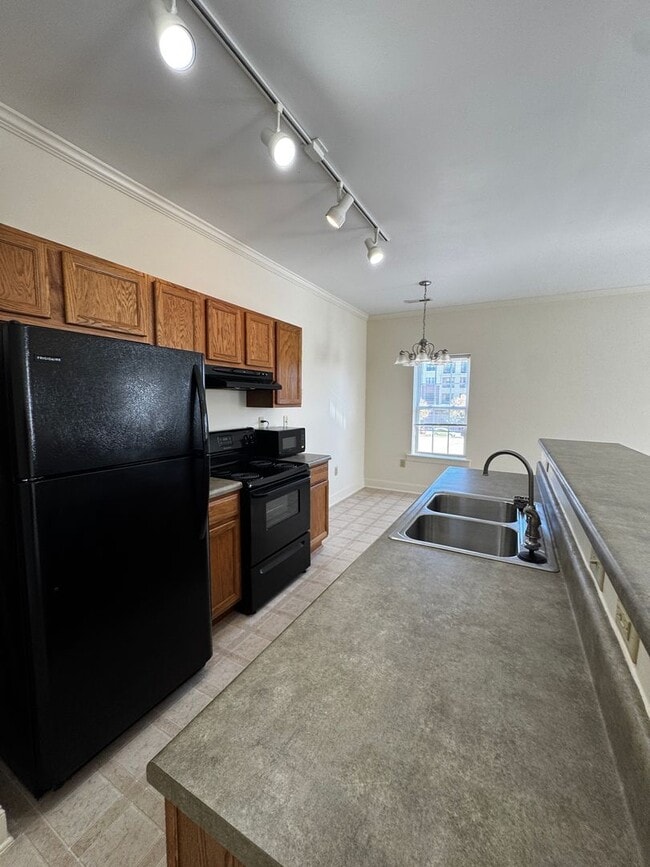 Building Photo - Available now!  Spacious 2BR/2BA Apartment...