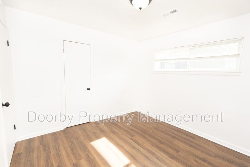 Building Photo - 2011 Milne St