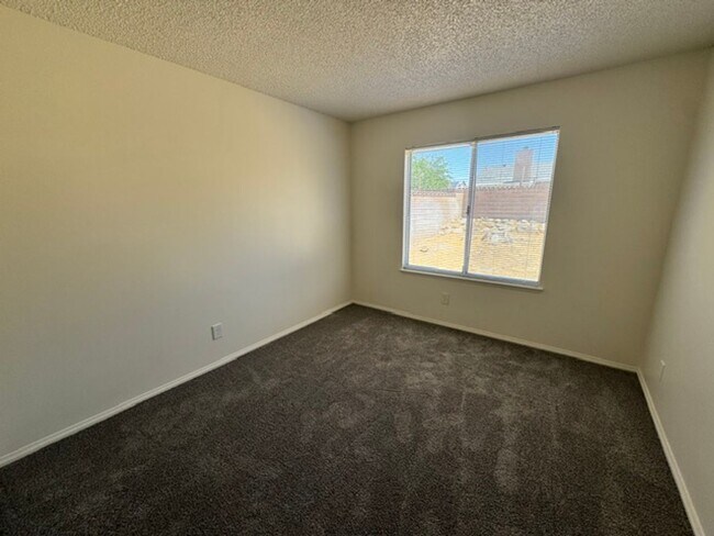 Building Photo - Gorgeous Remodeled 3+2 - $2600
