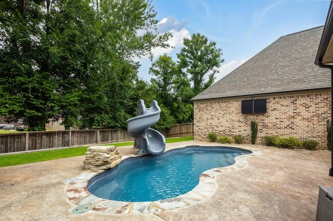 Building Photo - 1385 Belfair Dr