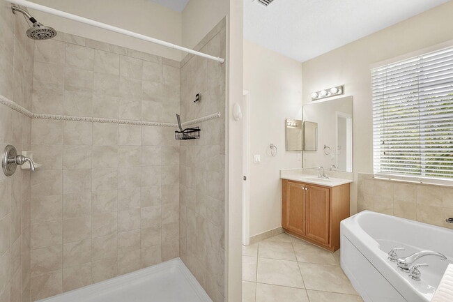 Building Photo - 128 W Royal Palm Cir