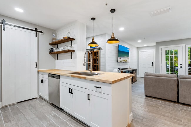 Building Photo - 7424 Vista Way