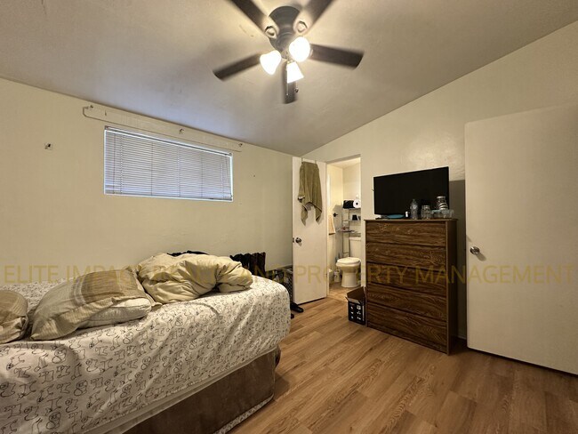 Building Photo - 4650 E Calle Aurora