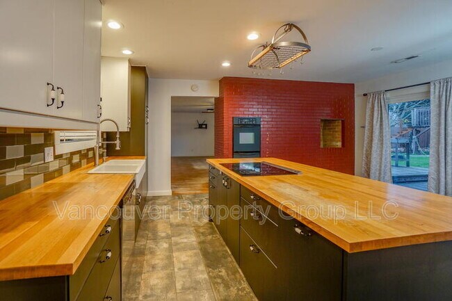 Building Photo - 3211 NE 62nd Ave