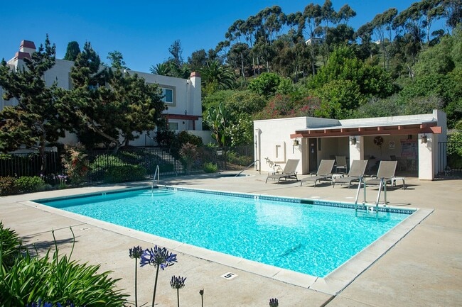 Building Photo - Spacious 2BD/2.5BA Town Home near Universi...