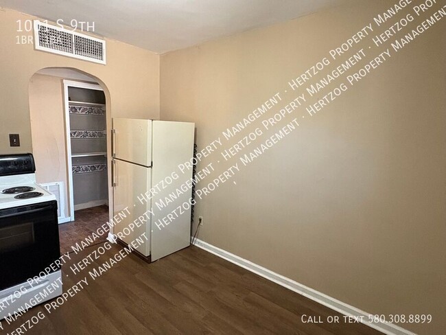 Building Photo - 1001 S 9th-