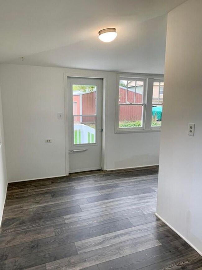 Building Photo - 3BR 1.5BA Twin Lakes Home