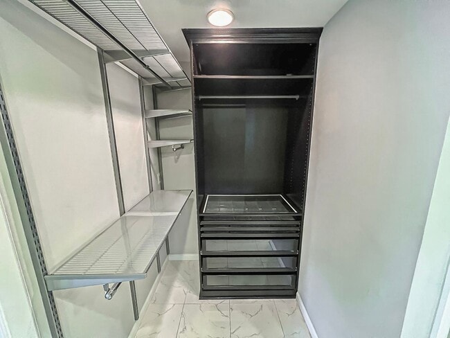 Building Photo - Magnificent 5 Bed 3 Bath Colonial Home Sit...