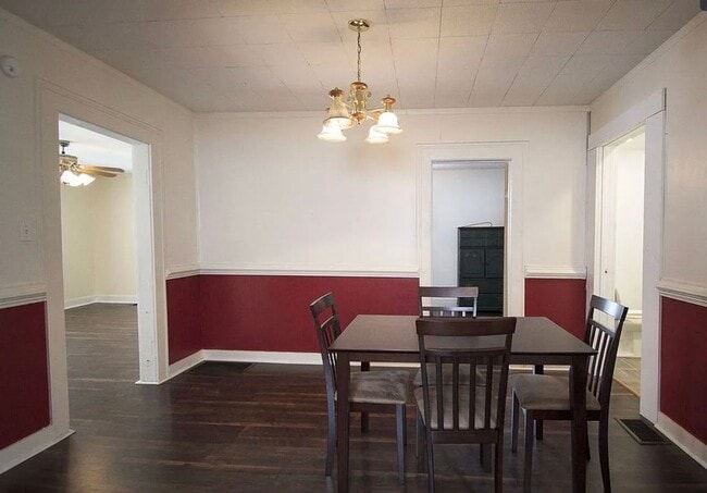 Building Photo - Small Cottage in quiet neighborhood.