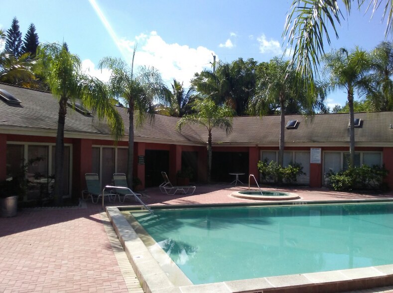 Building Photo - 2925 Winkler Ave