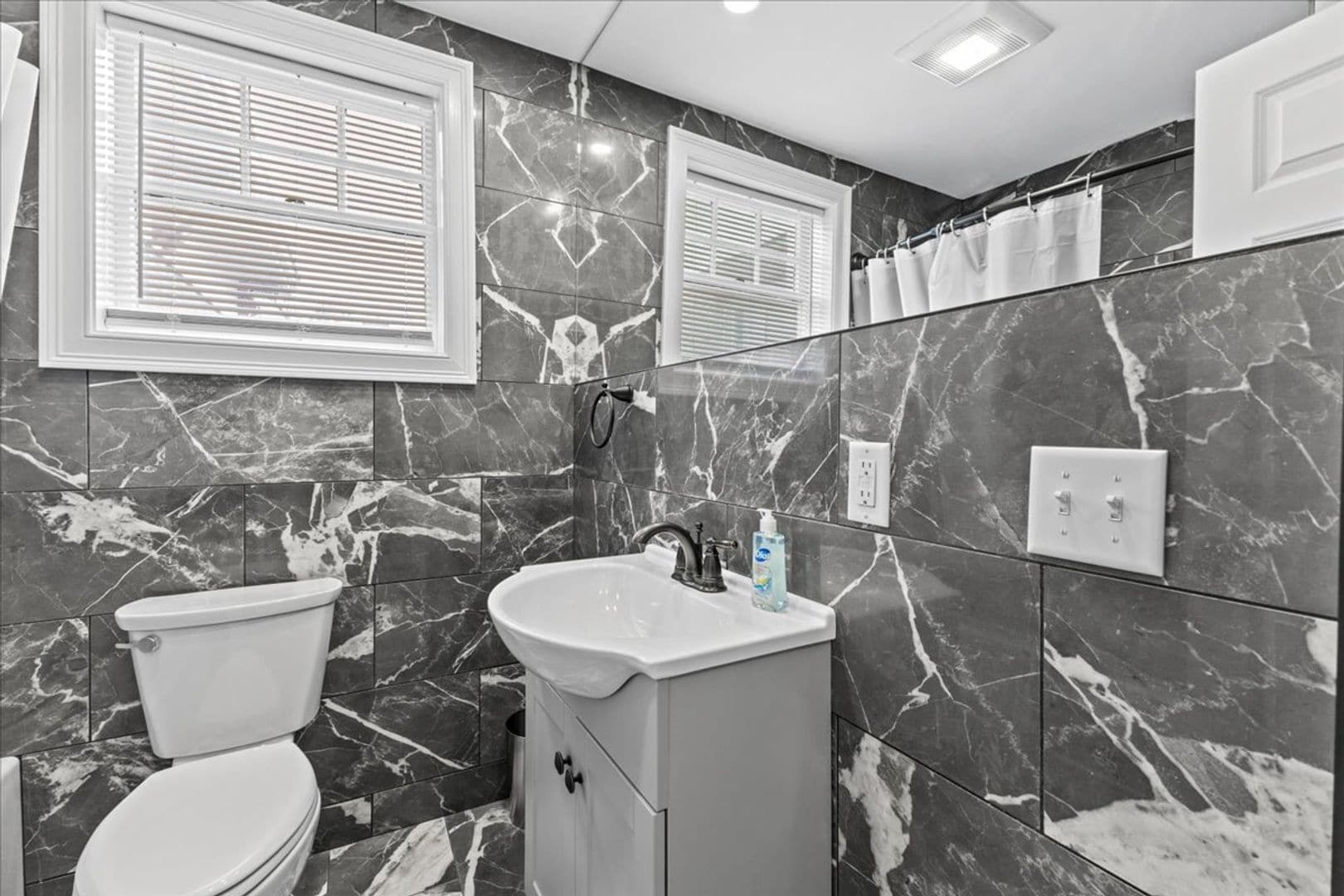 Building Photo - 416 Pearl St