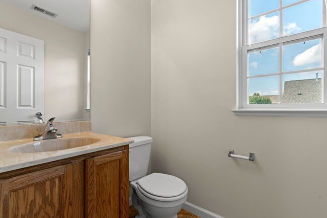 Building Photo - Great Townhouse - Convenient Arden Location