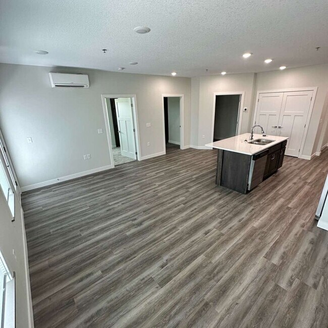 Building Photo - One Bedroom Bixby Condo