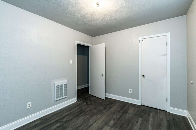 Building Photo - Cute 3 Bedroom 1 bathroom Home