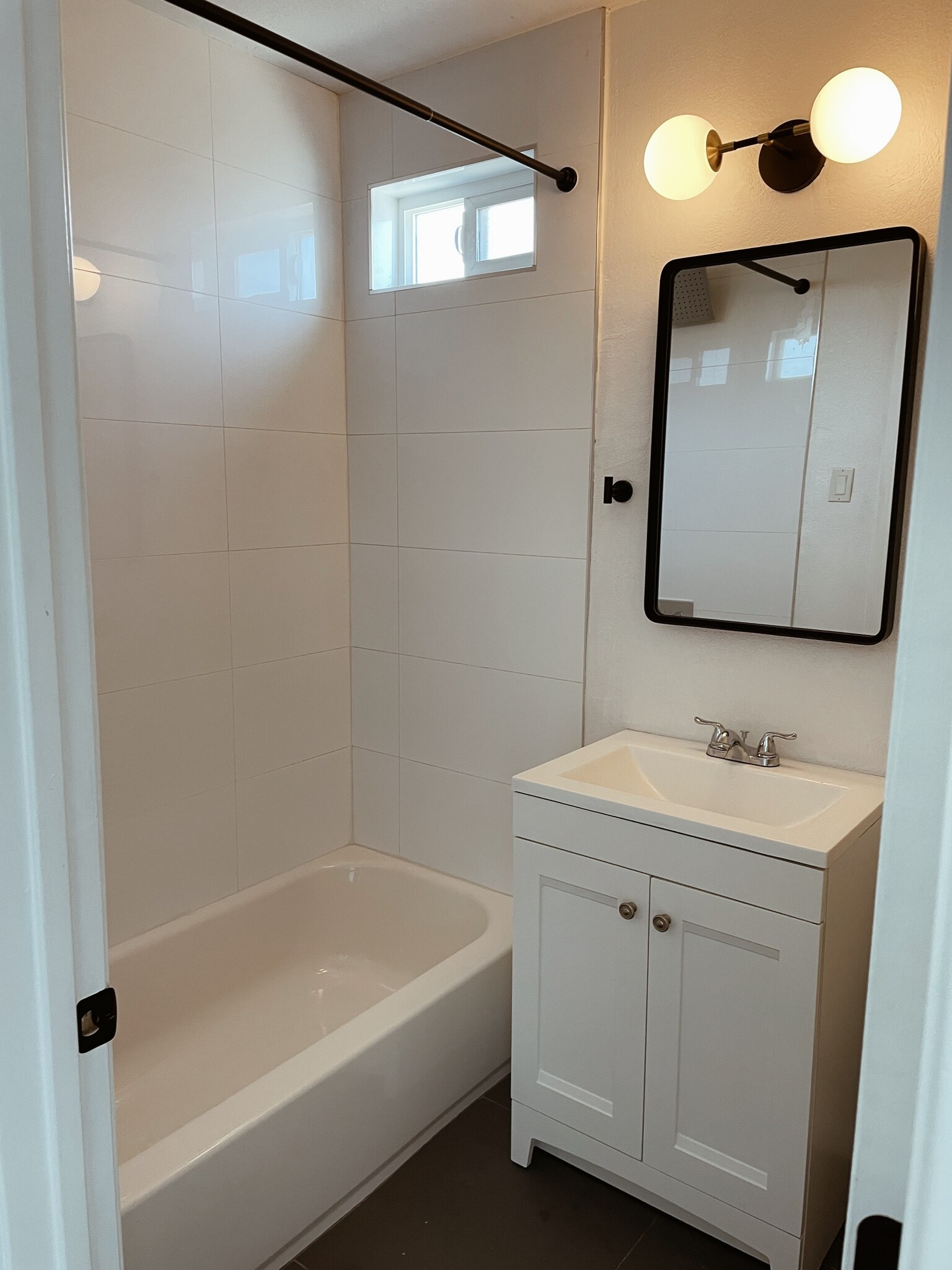 2nd upstairs bathroom - 3959 S Van Ness Ave